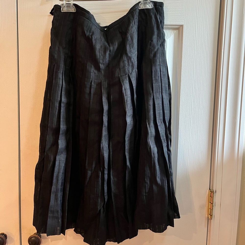 Black pleated skirt